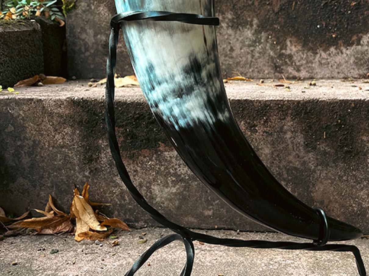 Wikinger Trinkhorn - Mittelalterliches Trinkhorn - gusseiserner Ständer